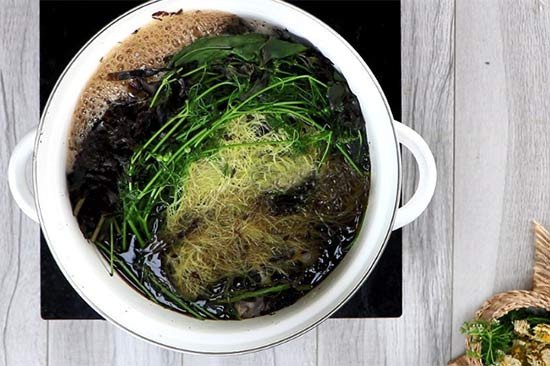 Nồi sâm rong biển đang sôi nhẹ tỏa hương thơm mát dịu