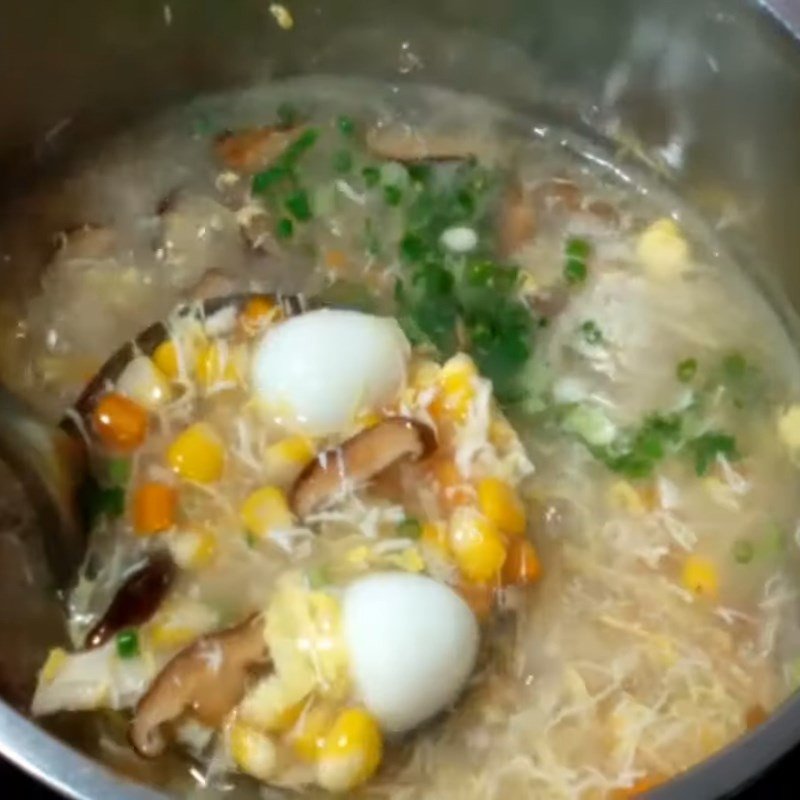 Nồi súp gà đang được làm sánh