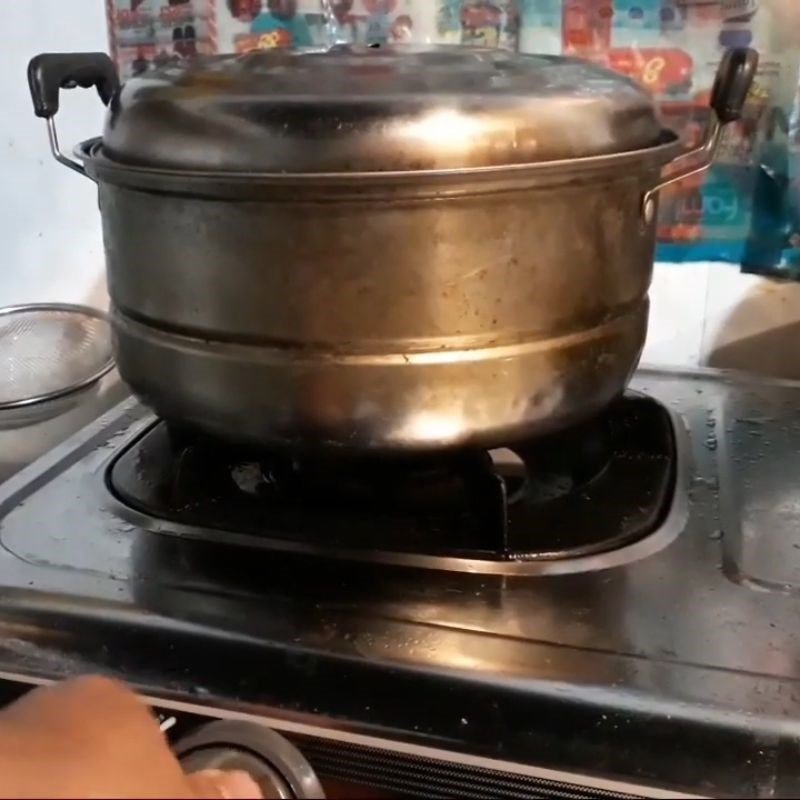 Nồi thịt dê hấp sả đang chín tới, tỏa hương thơm ngào ngạt