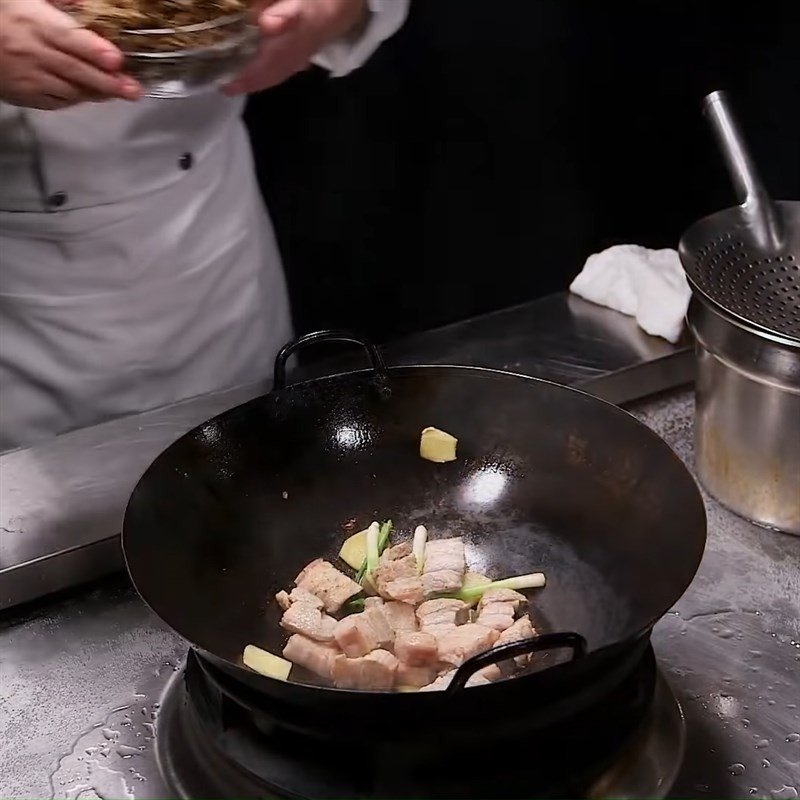 Nồi thịt khâu nhục đang kho liu riu cùng cải muối
