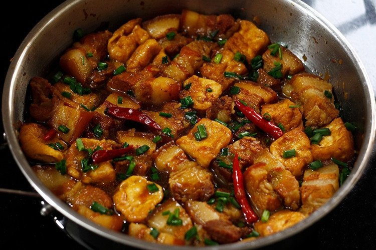 Nồi thịt kho đậu hũ đang sôi trên bếp