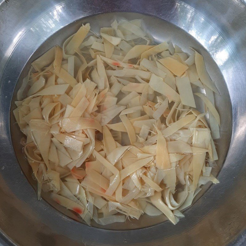 Nồi thịt kho măng đang được đảo đều trên bếp