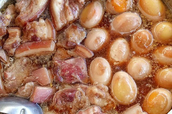 Nồi thịt kho tàu đang được kho trên bếp