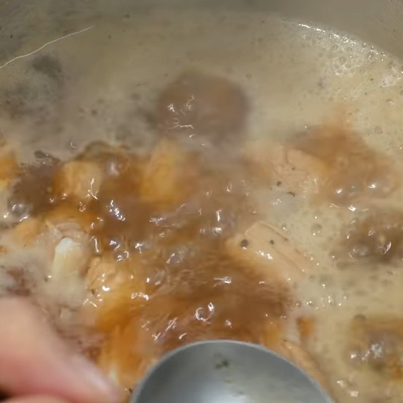 Nồi thịt kho trám đen đang sôi trên bếp