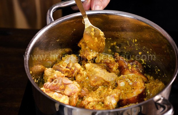 Nồi thịt lợn giả cầy miền Bắc đang được ninh trên bếp lửa lớn để thịt mềm và thấm vị