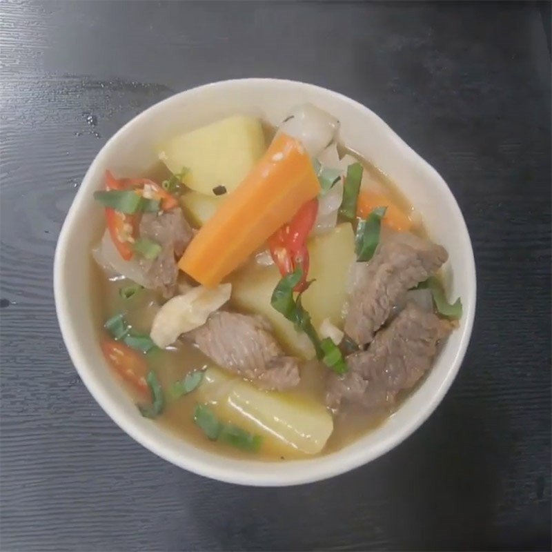 Nồi thịt trâu hầm khoai tây nóng hổi, bổ dưỡng