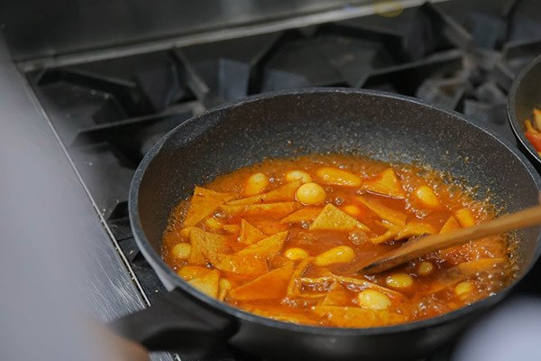 Nồi Tokbokki cay nồng, hấp dẫn