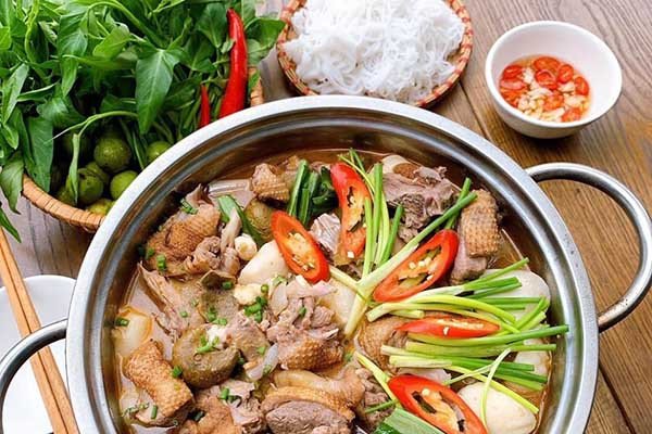 Nồi vịt om sấu đang sôi trên bếp, thịt mềm và nước dùng trong