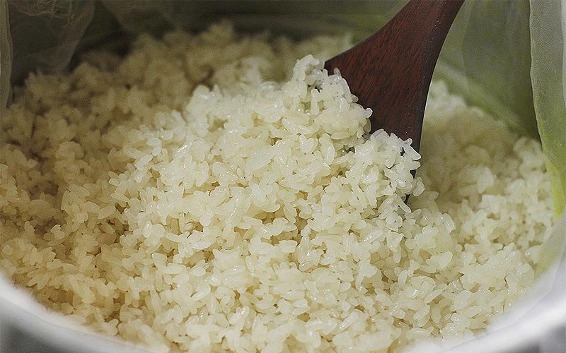 Nồi xôi trắng với hạt nếp căng tròn