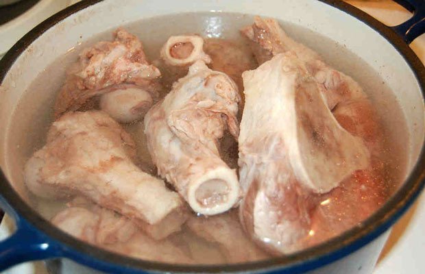 Nồi xương heo đang được ninh kỹ, tạo vị ngọt tự nhiên cho nước dùng bún cá rô