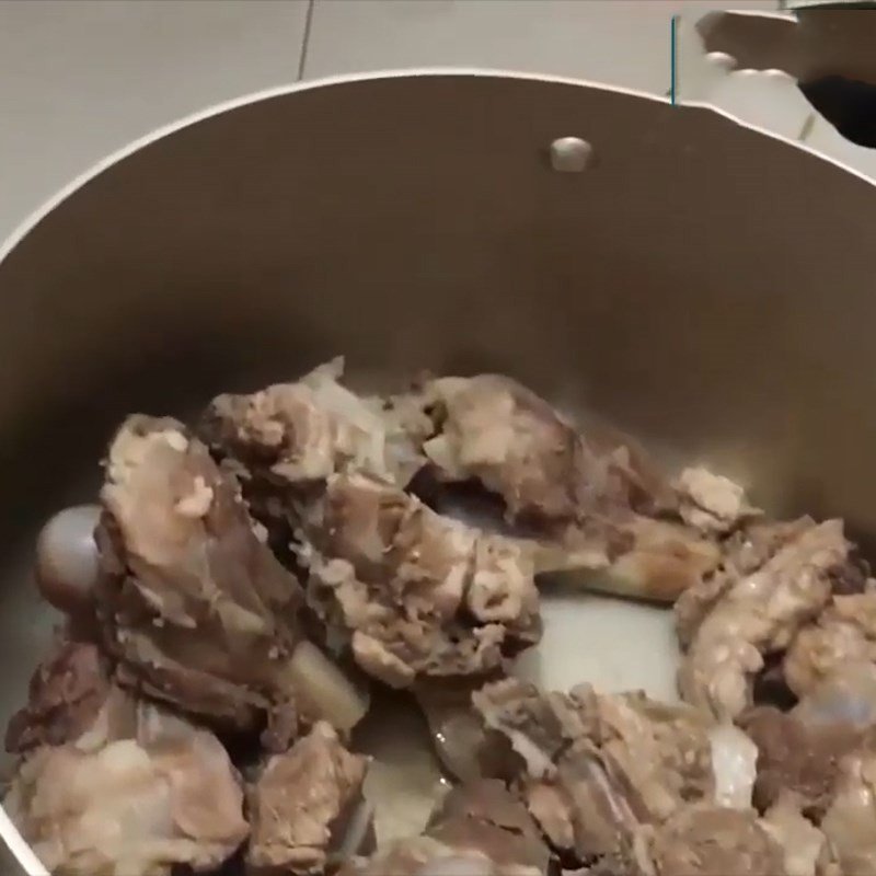 Nồi xương heo đang hầm tạo nước dùng bánh canh
