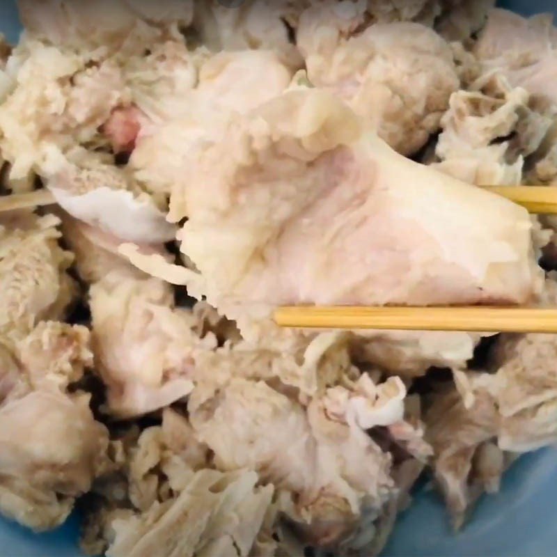 Nồi xương má heo đang ninh trên bếp