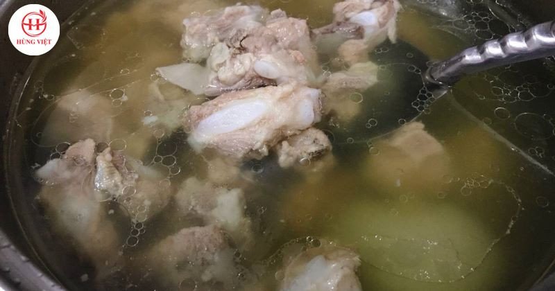 Nồi xương ống heo đang ninh lấy nước ngọt cho món bún chả chan
