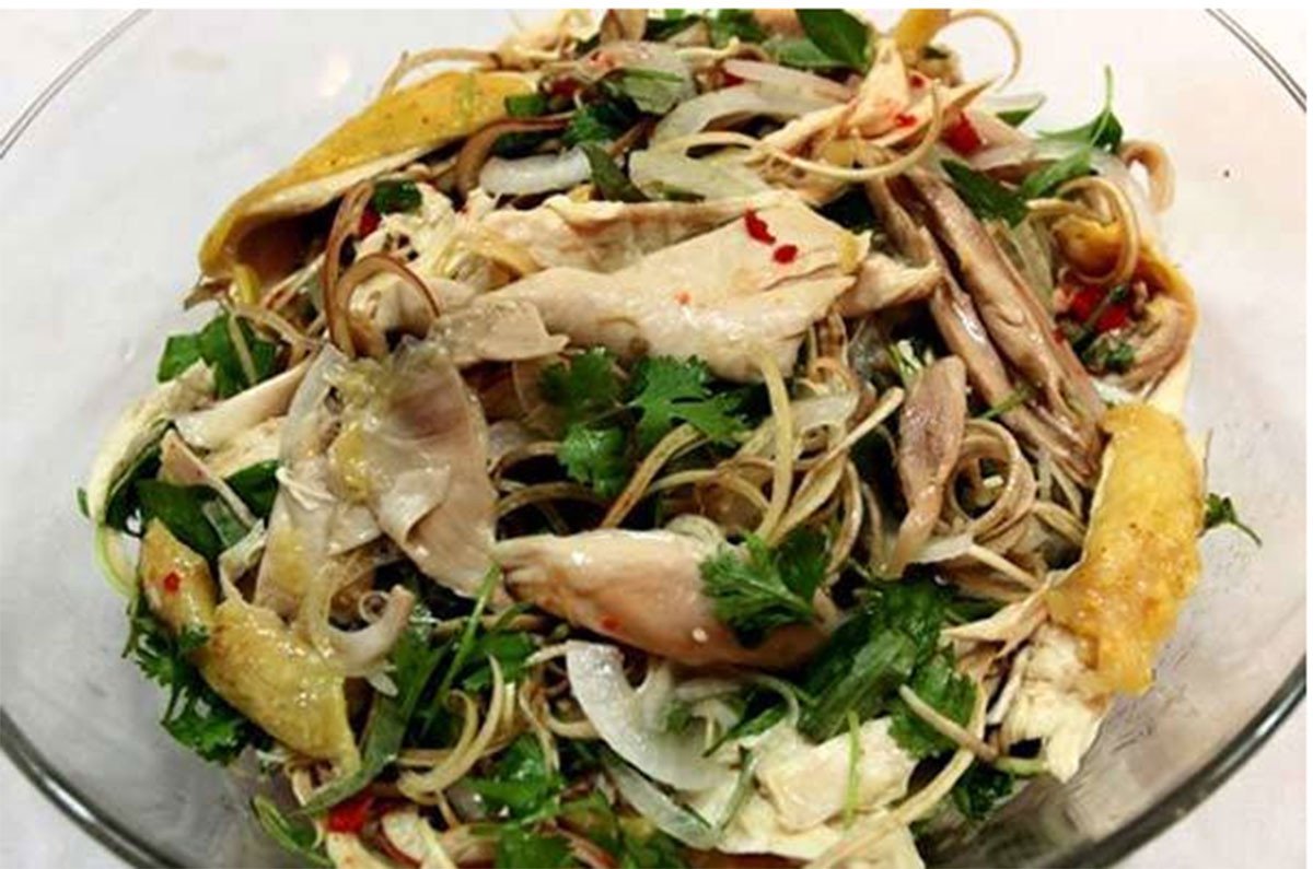 Nộm thịt gà hoa chuối giòn sần sật hấp dẫn
