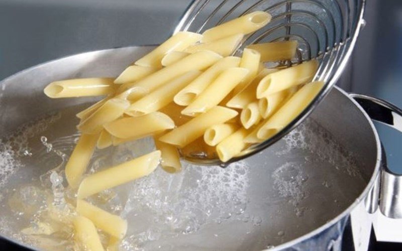 Nui đã luộc và xả nước lạnh sẵn sàng