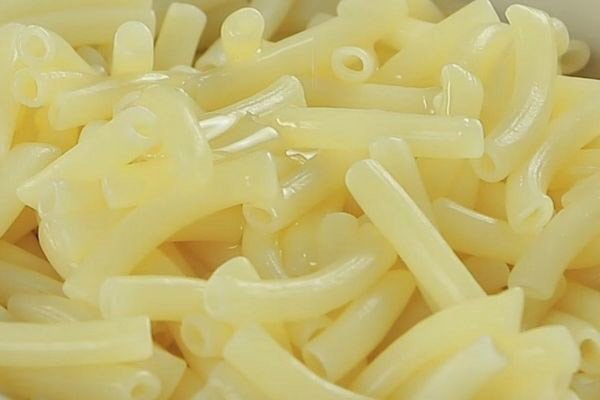 Nui đang được luộc chín tới, đảm bảo độ dai ngon cho món nui hầm xương