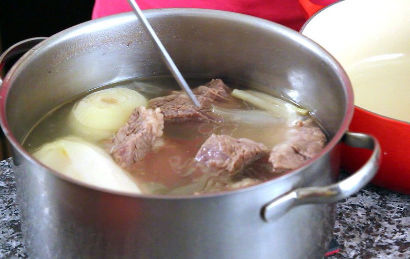 Nước canh sườn bò trong vắt sau khi lọc