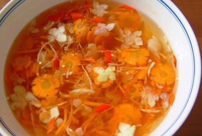 Nước chấm bánh đa nem có đu đủ và cà rốt ngâm giòn