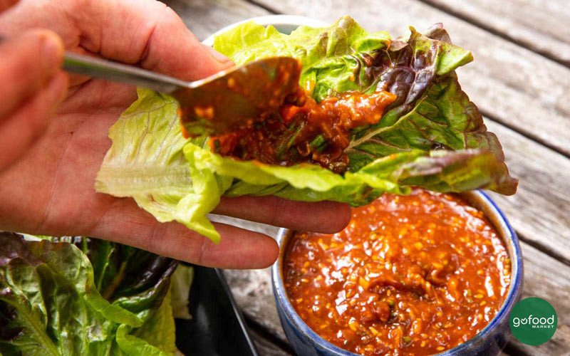 Nước chấm thịt nướng tương ớt đơn giản với ớt chuông