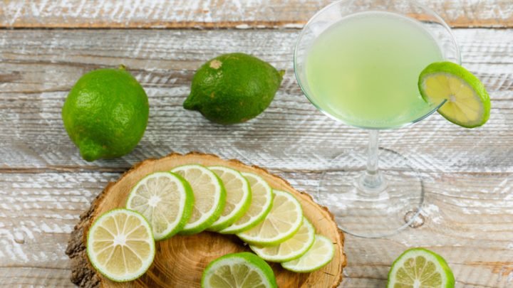 Nước chanh nguyên chất rất ít calo, phù hợp cho chế độ ăn kiêng