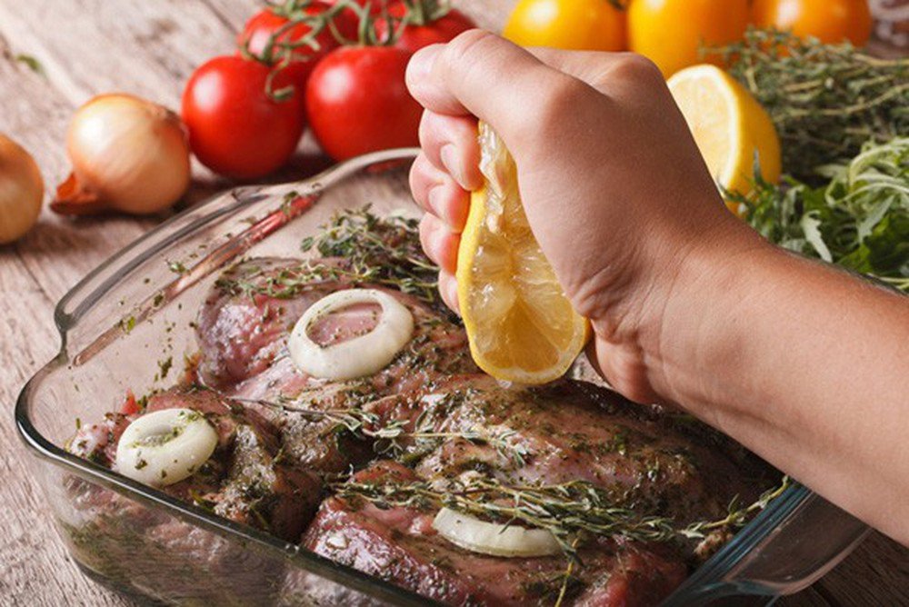 Nước cốt chanh và sữa chua giúp thịt bò mềm tự nhiên