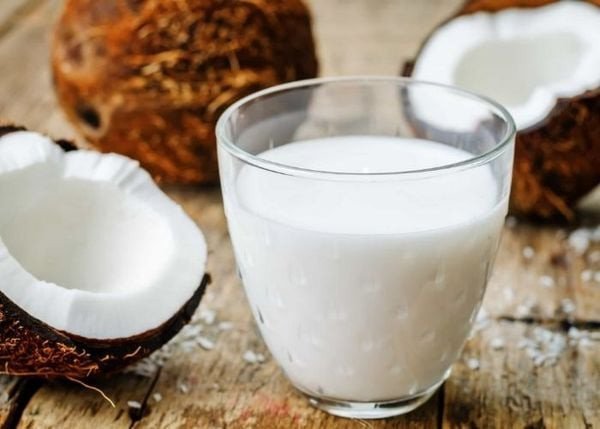 Nước cốt dừa đóng hộp pha bột năng đang được nấu trên bếp, tạo độ sánh