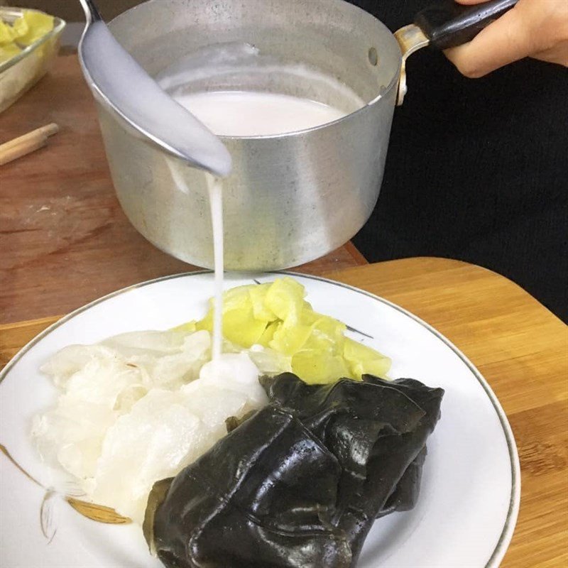 Nước cốt dừa sánh mịn chan cùng bánh lá mít