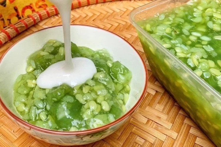 Nước cốt dừa sánh mịn dùng để nấu chè cốm khô