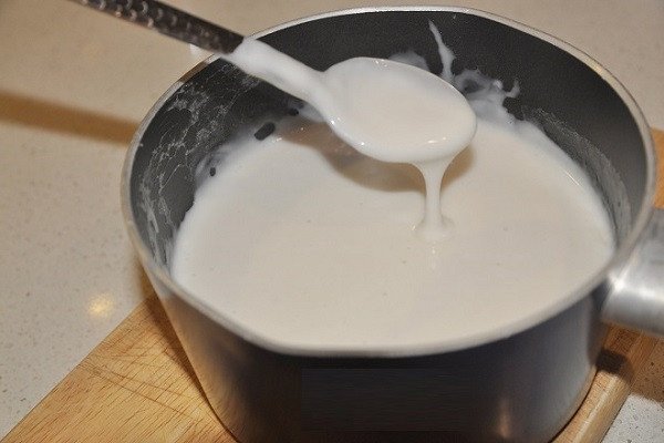 Nước cốt dừa và đường được đun nóng làm bánh tai yến