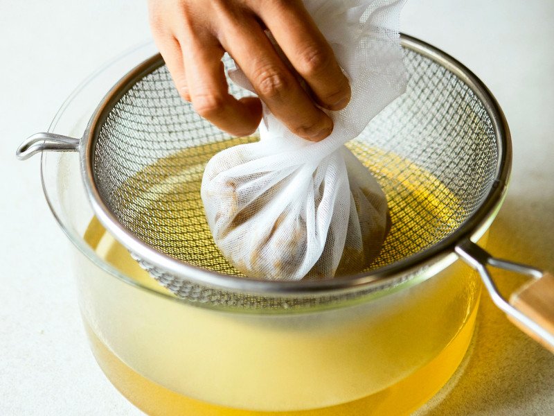 Nước dashi rau củ được lọc kỹ lưỡng, đảm bảo độ trong và sạch