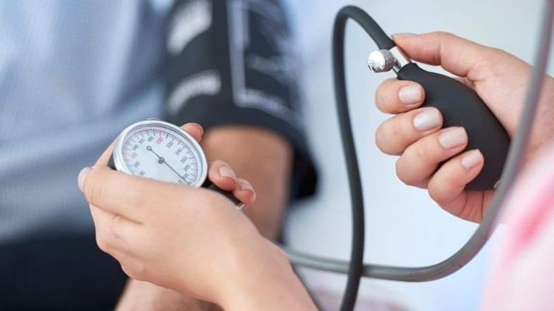 Nước dừa trong ly với chanh và dừa thái lát