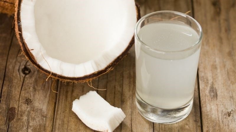 Nước dừa trong trái dừa với ống hút