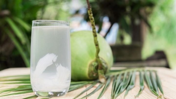 Nước dừa tươi với ống hút xanh