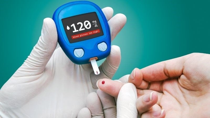 Nước dừa và các lát dừa tươi trên bàn