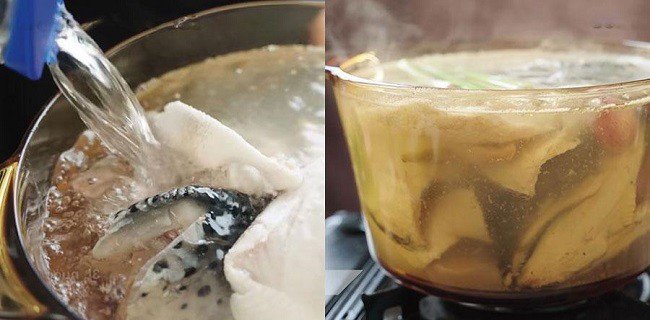 Nước dùng bún cá Nha Trang đang được ninh với xương cá và đầu cá hồi