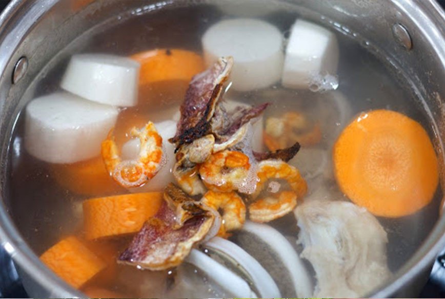 Nước dùng hủ tiếu khô ngọt thanh, đậm đà