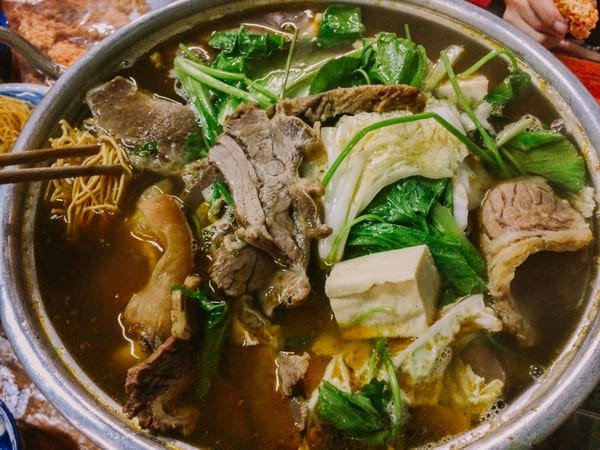 Nước dùng lẩu bò khoai môn đang sôi nhẹ dậy mùi thơm
