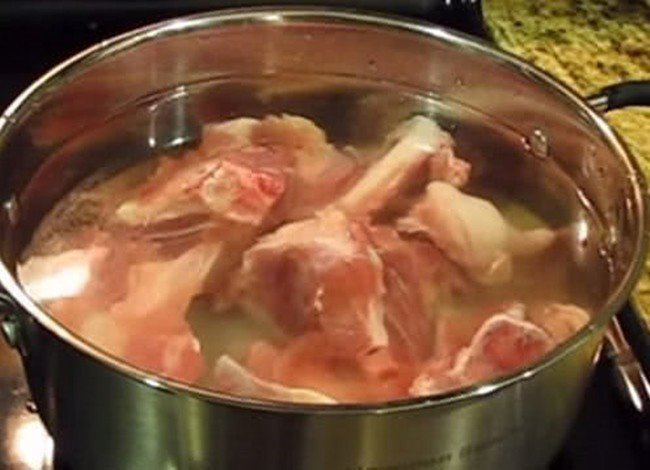Nước dùng xương ống thơm ngọt cho bún sườn mọc