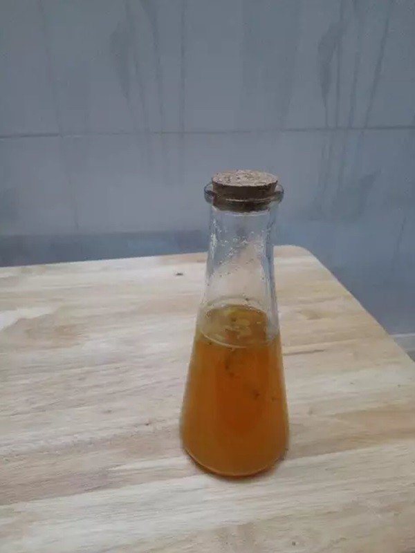 Nước đường gừng dứa tự làm được đựng trong chai thủy tinh, tiện lợi khi dùng với sương sáo.