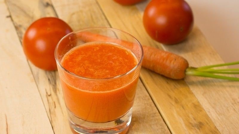 Nước ép cà rốt và cà chua, minh họa món đồ uống lành mạnh hỗ trợ giảm cân