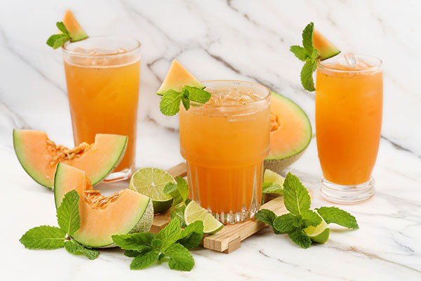 Nước ép dưa lưới giàu chất xơ giúp hỗ trợ tiêu hóa và giảm táo bón hiệu quả