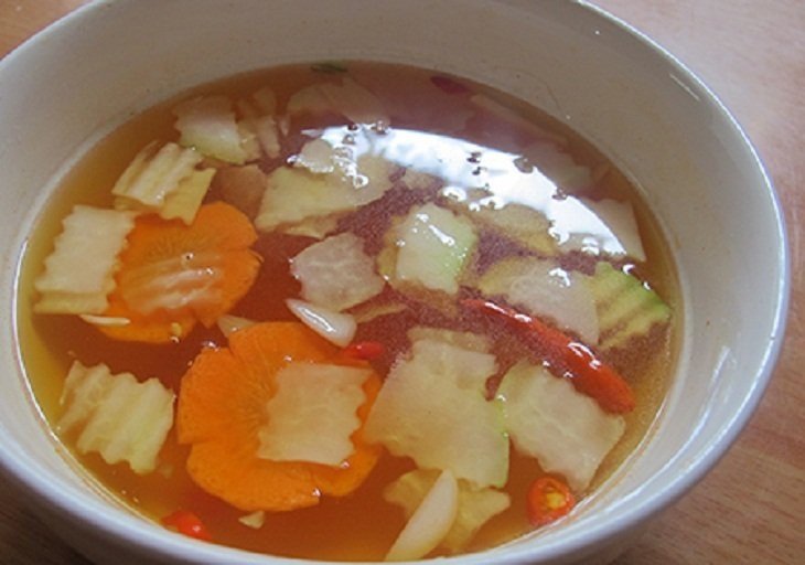 Nước hàng (nước màu caramel) được chưng từ đường, có màu vàng cánh gián đẹp mắt, sẵn sàng để ướp thịt