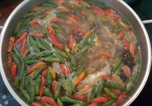 Nước lẩu gà tiềm ớt hiểm sôi sục hấp dẫn