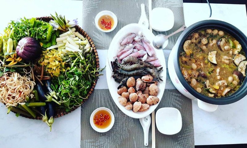 Nước lẩu mắm cá linh đặc trưng với màu sắc hấp dẫn
