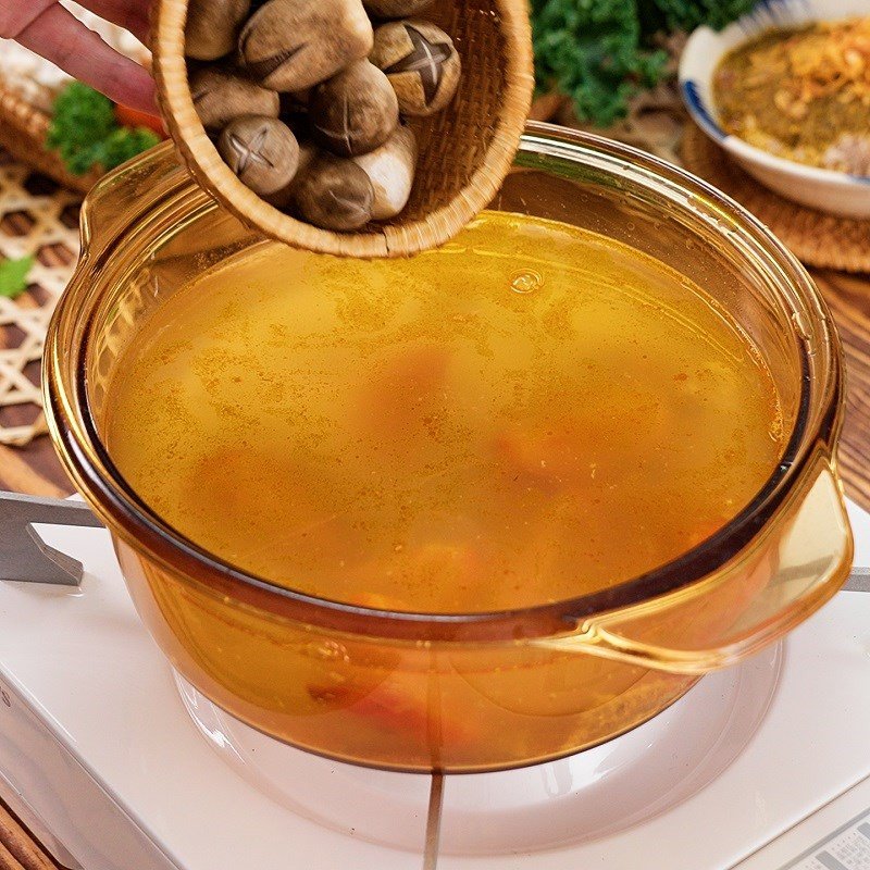 Nước lẩu riêu cua đang sôi sùng sục trên bếp