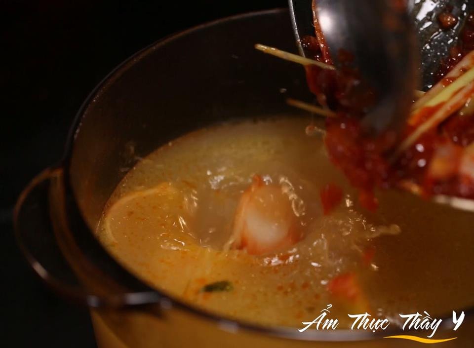 Nước lẩu Thái đang sôi trên bếp