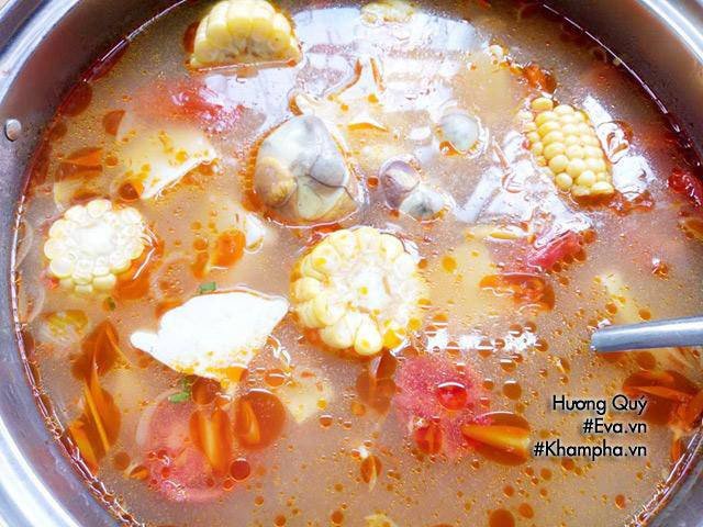Nước lẩu thập cẩm sôi sục, thơm ngon