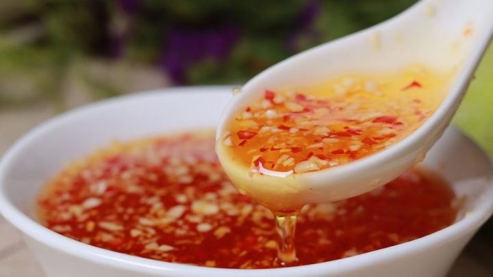Nước mắm chấm thịt luộc chua ngọt tỏi ớt truyền thống, rắc ớt và tỏi băm nổi bật
