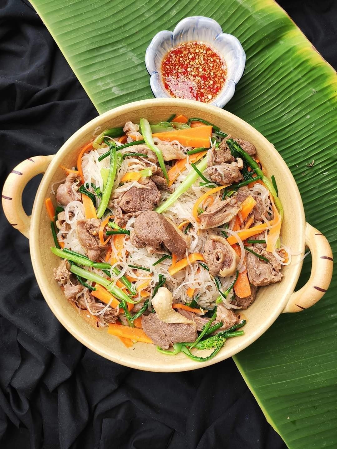 Nước mắm chua ngọt sánh mịn, tăng thêm hương vị cho hủ tiếu xào