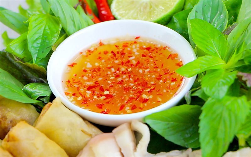 nước mắm tỏi ớt chua ngọt sánh đặc để lâu trong bát